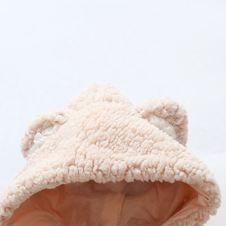 La capuche à oreilles d’ourson de la combinaison d’hiver, en peluche beige