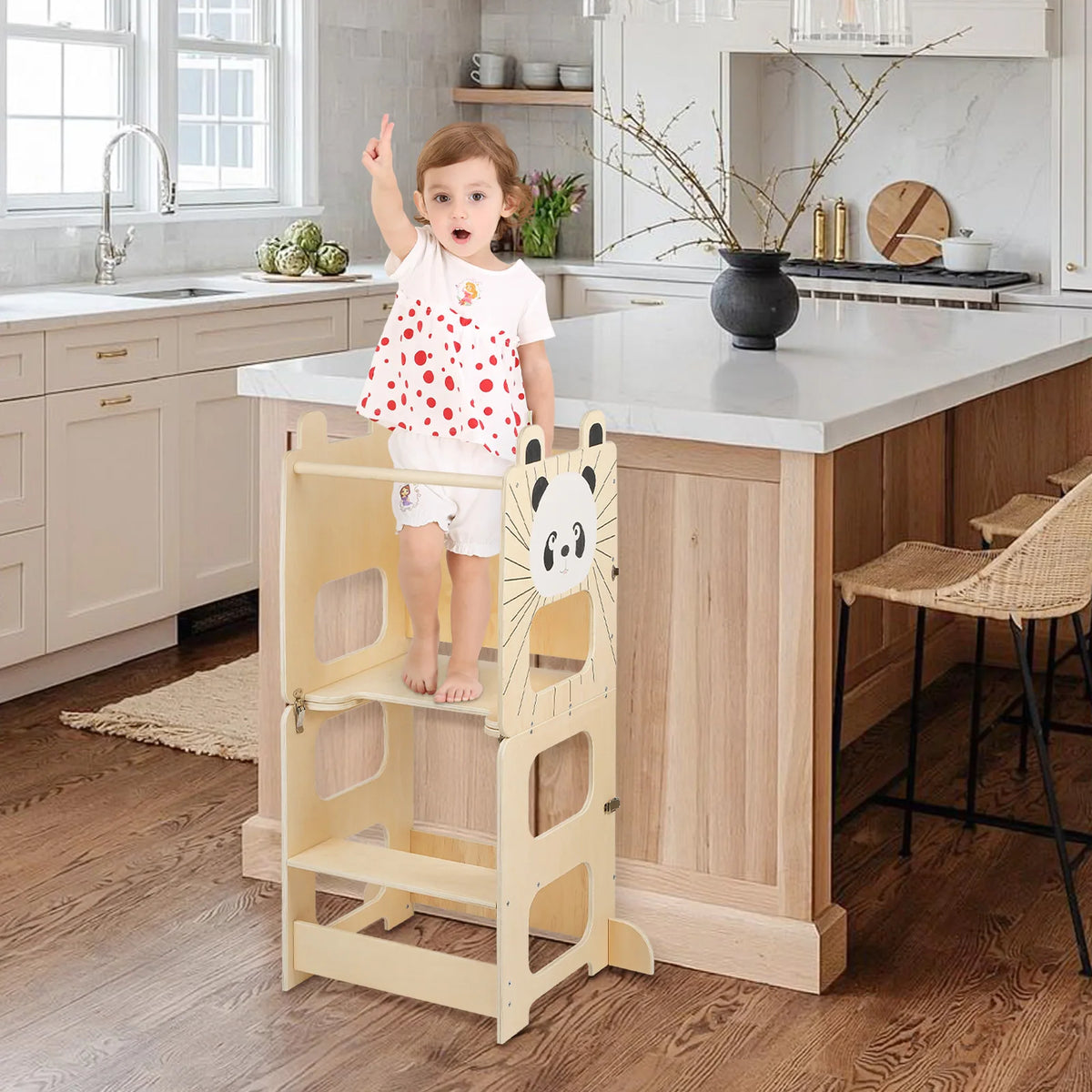 Enfant sur la tour d'apprentissage à hauteur du plan de travail de la cuisine