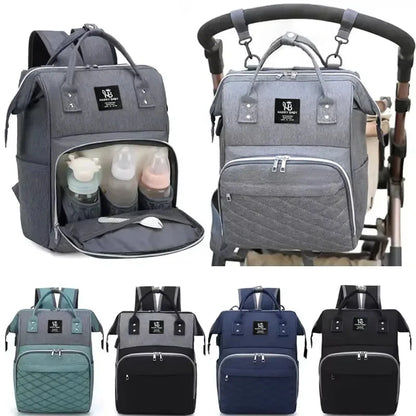 Sac à dos à langer ouvert sur ses poches à biberons, accroché à une poussette