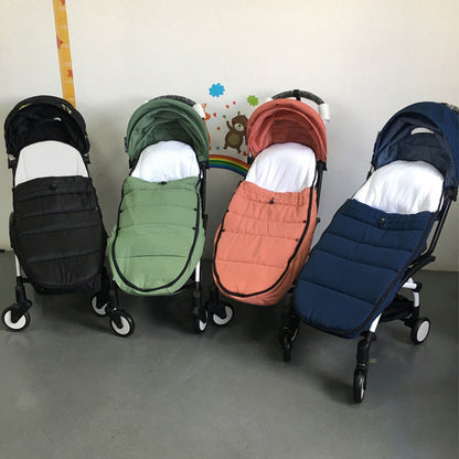 Quatre chancelières installées sur des poussettes compactes : noire, verte, terracotta et bleu marine