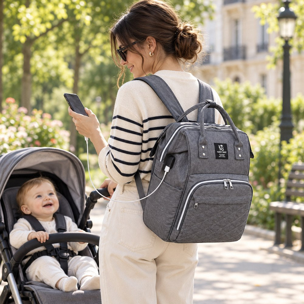 Mère et bébé en sortie avec le sac à dos à langer Harry Baby et son port USB